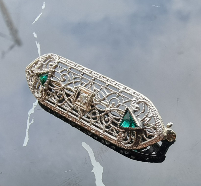 14K WHITE GOLD DIAMOND AND TRILLION EMERALD FILIGREE ART DECO BROOCH 2.1 gram