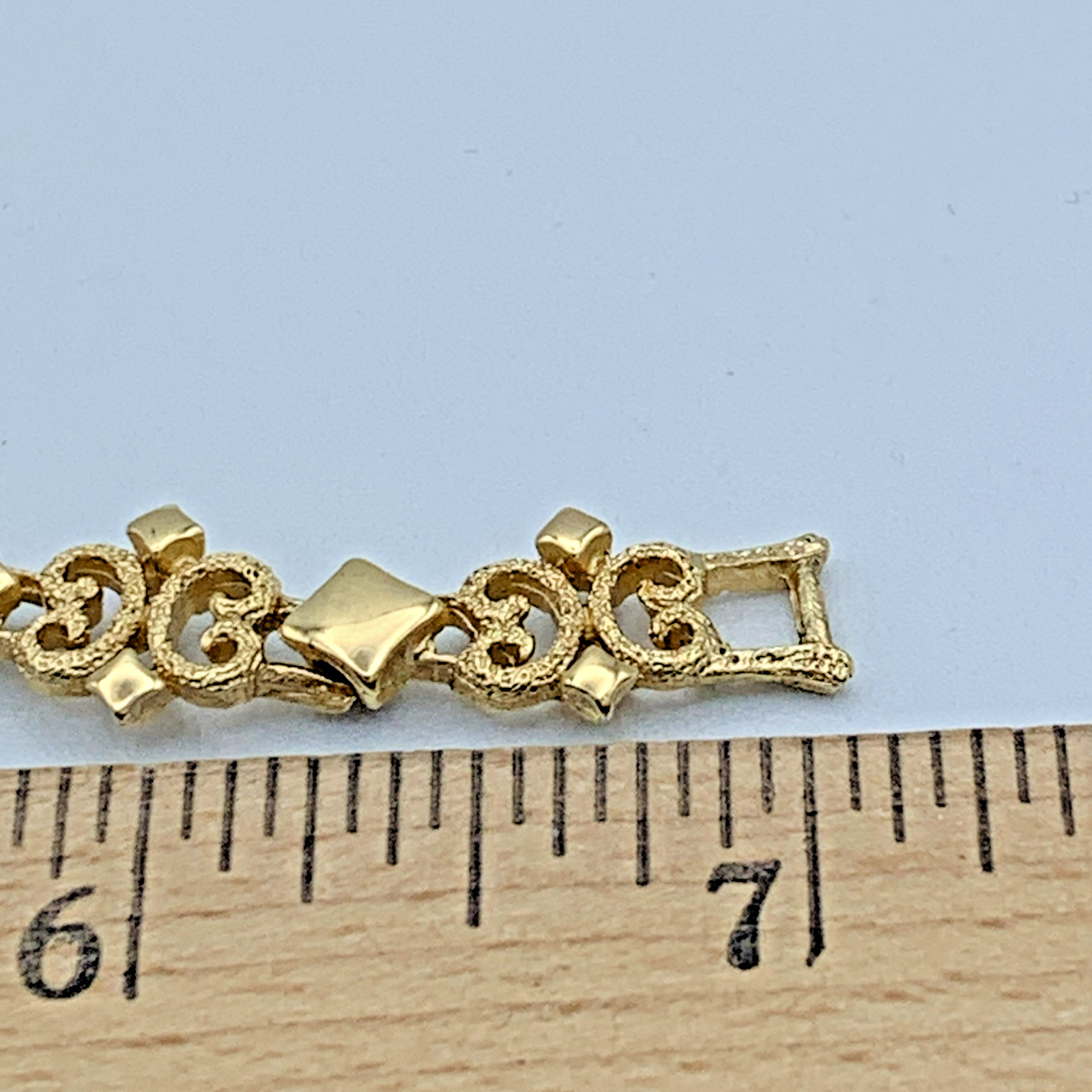 Avon 1971 Pretenders Gold Tone 7 inch Bracelet And Clip On Earrings B6-85