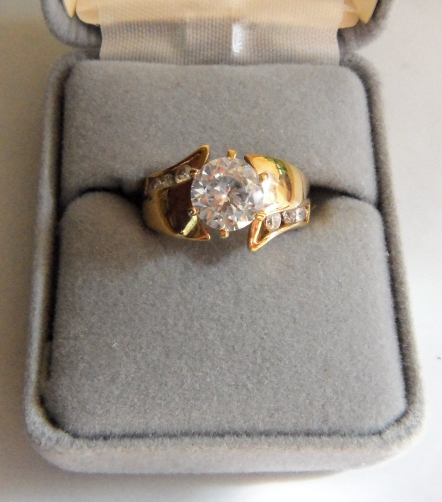18k GE Ring w/Large CZ Stone & Side Channel Set Stones Size 7 RSC VERY NICE