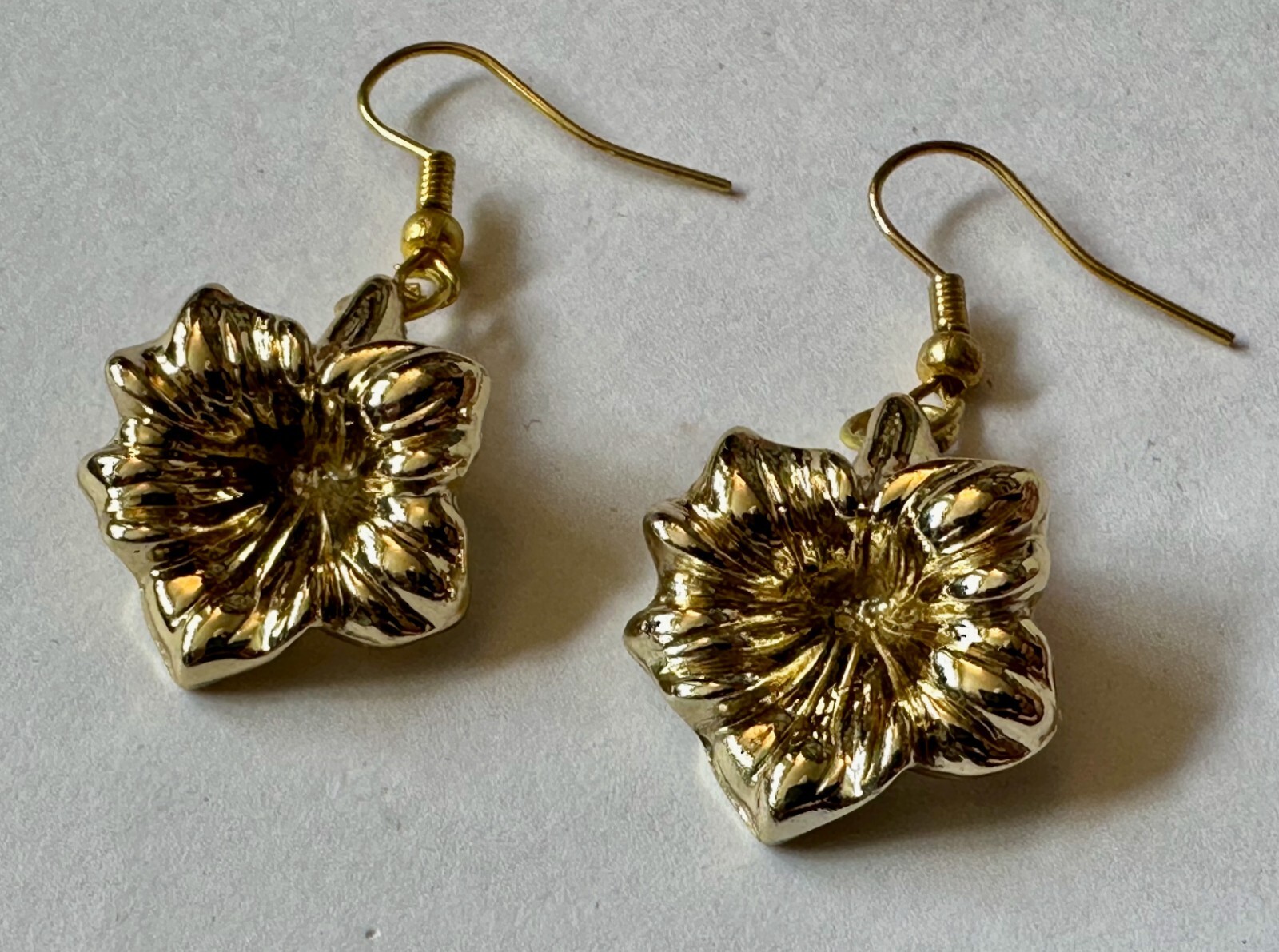 Vintage JEWELRY SET flower gold tone plastic charm 1″ necklace l8″ GP & EARRING