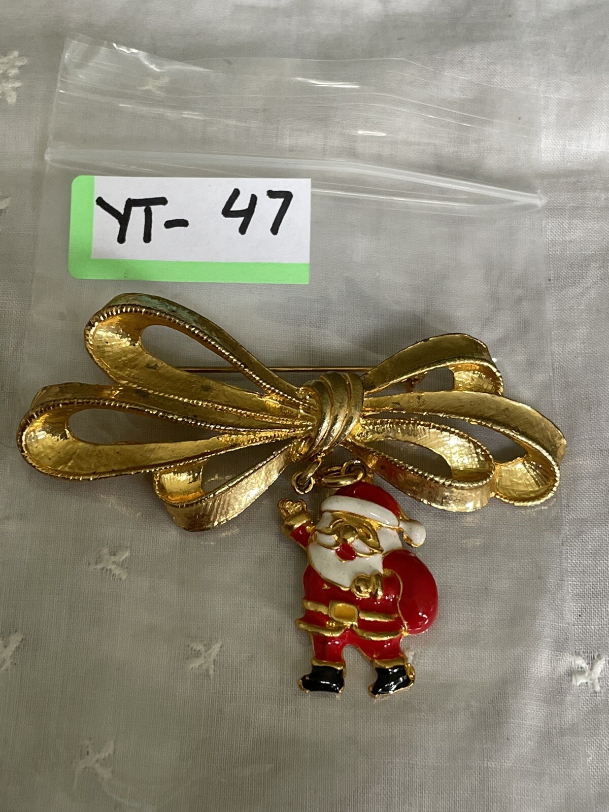Vintage Phister Ent Christmas Jewelry Brooch Pin Santa Gold Tone Bow YT-47