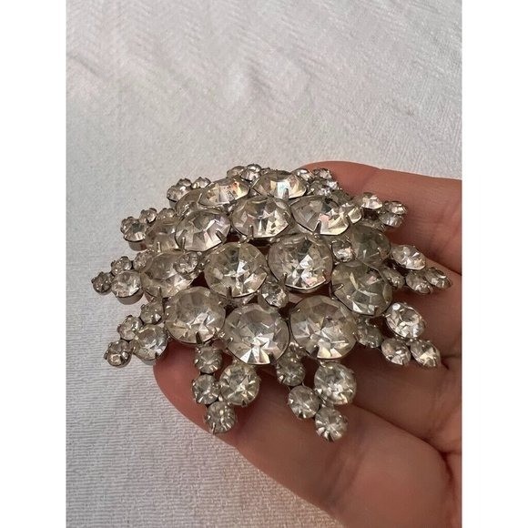 Vtg 3″D Brooch Clear Cut Crystals Silver Tone Beauty Flower Pin Clear Crystal