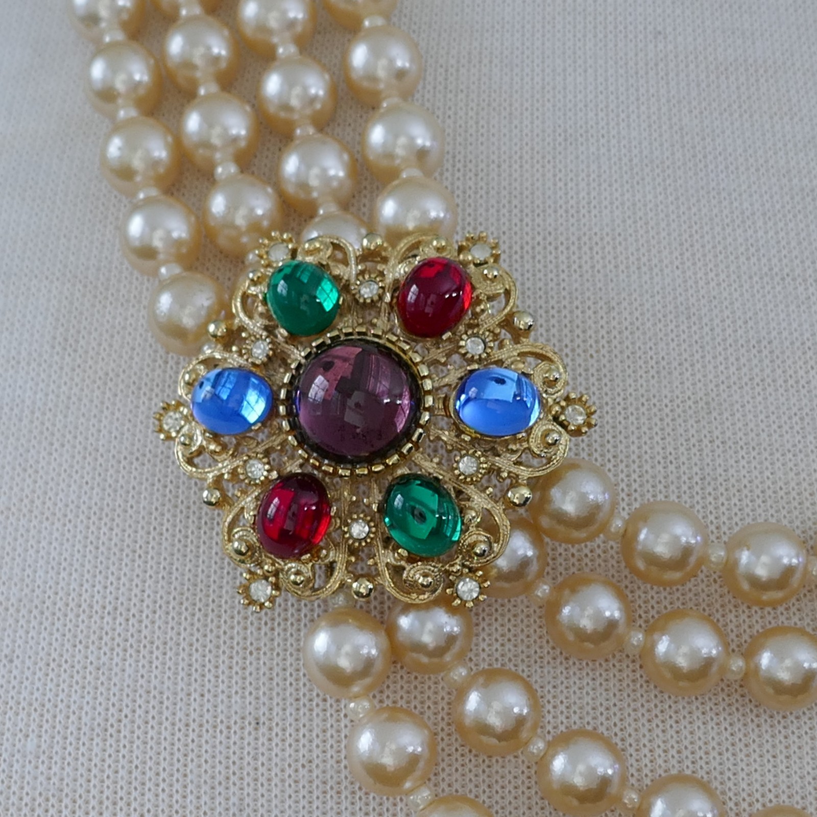 VINTAGE SPHINX OF ENGLAND CABOCHON RHINESTONE MULTI-STRAND PEARL BEAD NECKLACE