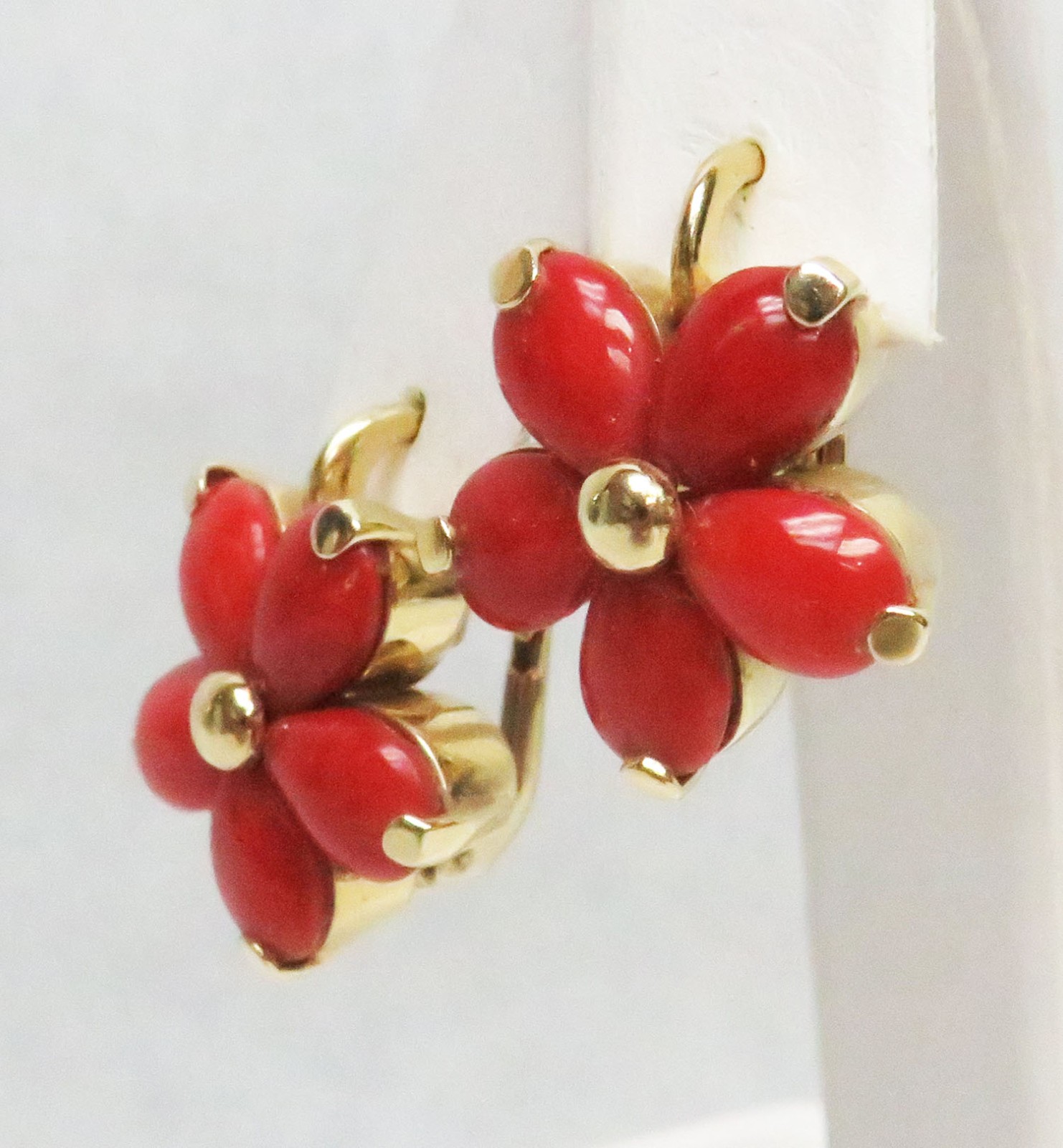 BEAUTIFUL VINTAGE 14K GOLD & RED CORAL FLOWER SHAPE EARRINGS