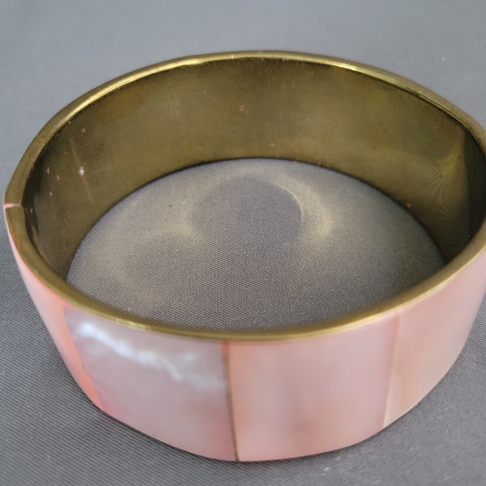 Vintage Gold Tone Metal Inlaid Pink Mother Of Pearl Bangle Bracelet 7 3/4 in