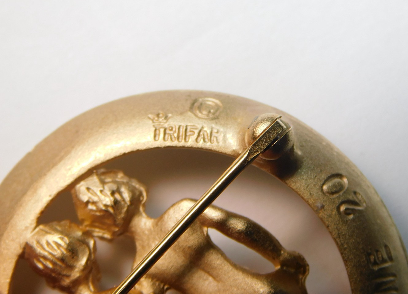 VINTAGE CROWN TRIFARI ZODIAC GEMINI GOLD TONE BROOCH MAY 21 – JUNE 20 ✨