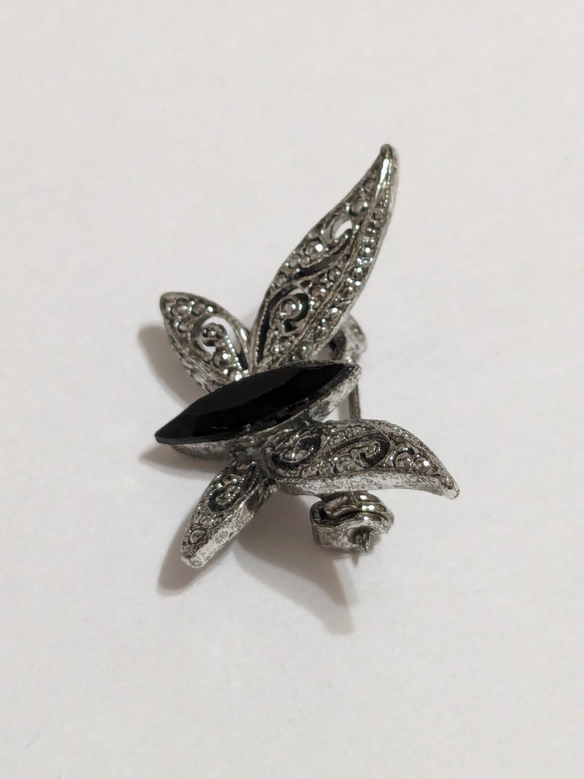 Vintage Silver Tone Etched/Texture Butterfly Pin/Brooch With Faceted Acrylic. 1″