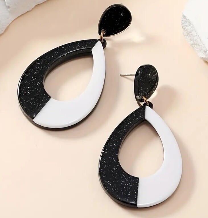 1960’s Mod Inspired Blk/Wht Tear Drop Earrings
