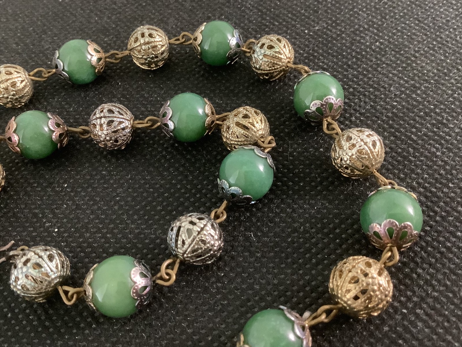 Vintage Art Deco vivid green Jade station beaded necklace 18″