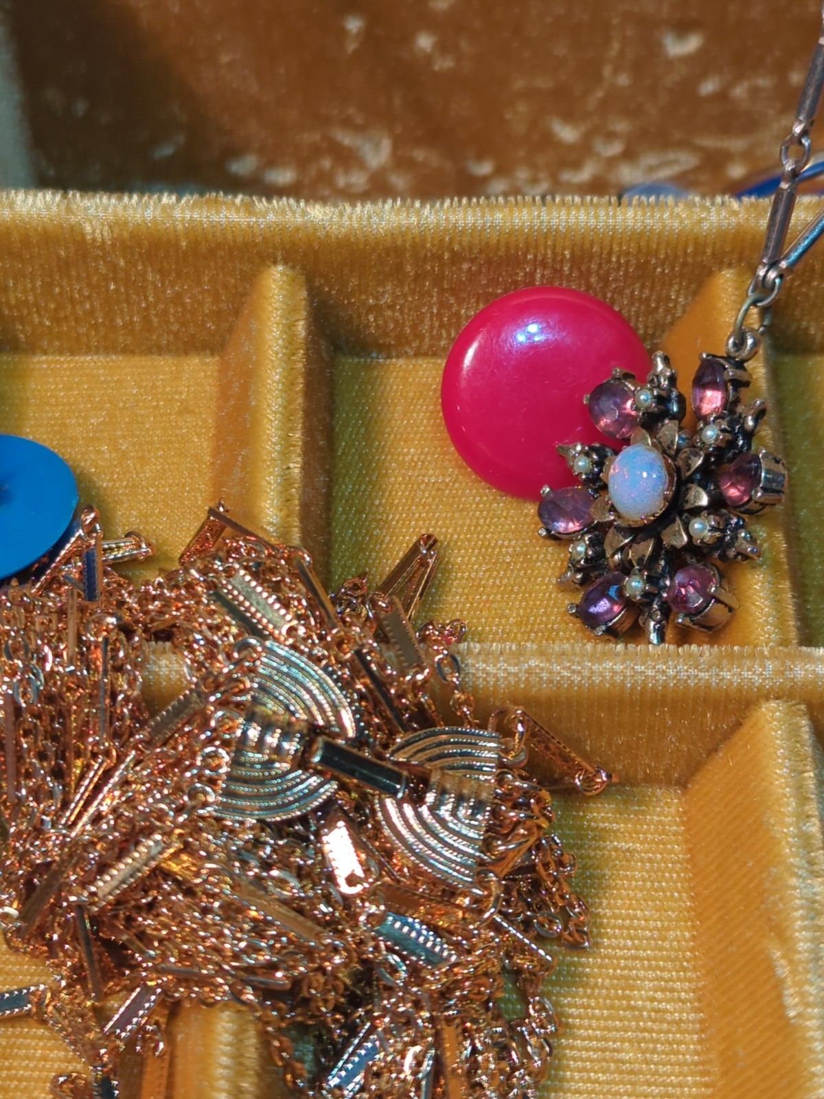 Vintage Mele Retro Gold Case Full Costume Jewelry