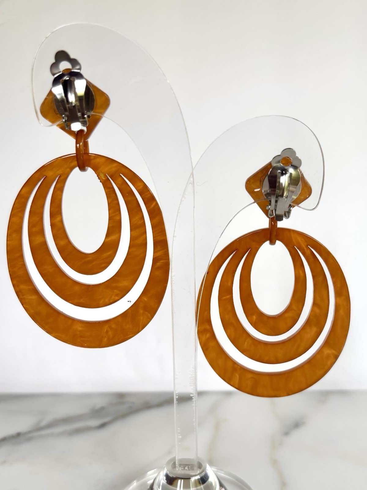 DESIGNER AMBER MARBLED RESIN 3.2 in MASSIVE RETRO 70s HOOPS CLIP ON EARRINGS NEW