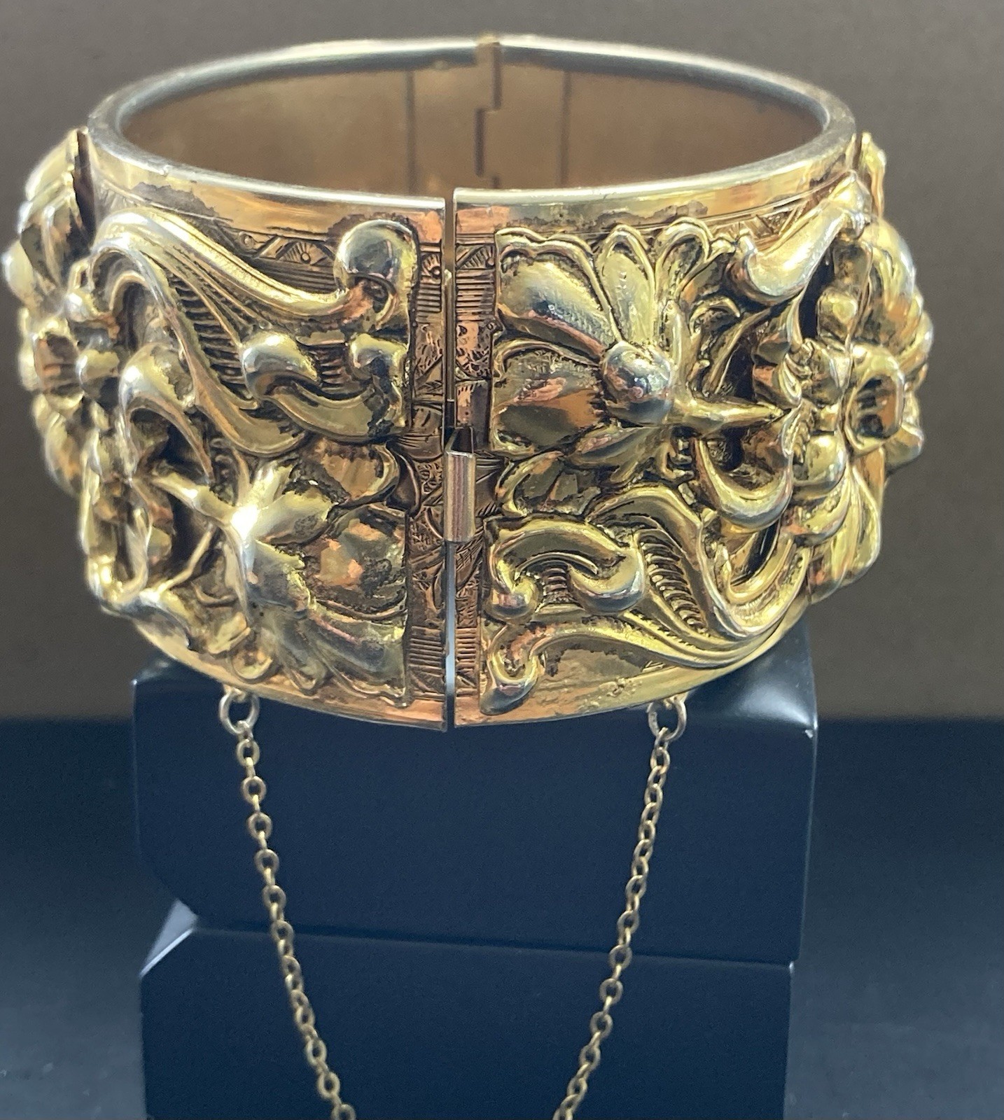 Vintage Bangle Bracelet Repousse Chunky Gold Tone 7” Signed Vargus Hinged READ