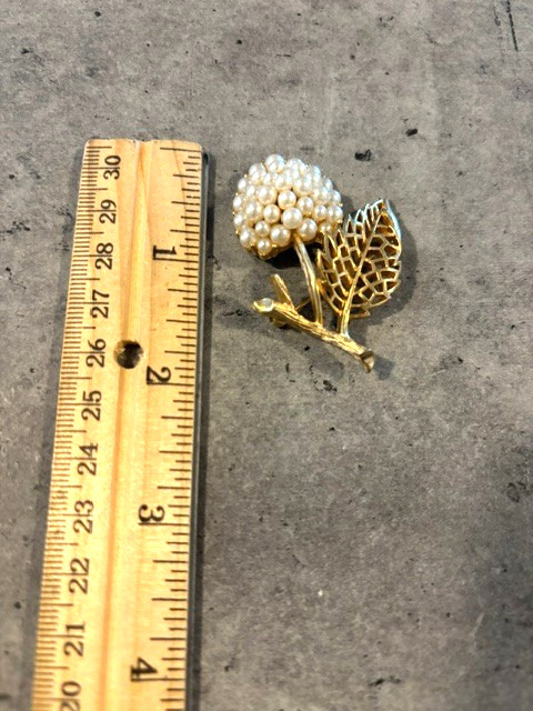 Vtg Signed Crown Trifari Gold-Tone Flower and Leaf Brooch Pin Faux Pearls