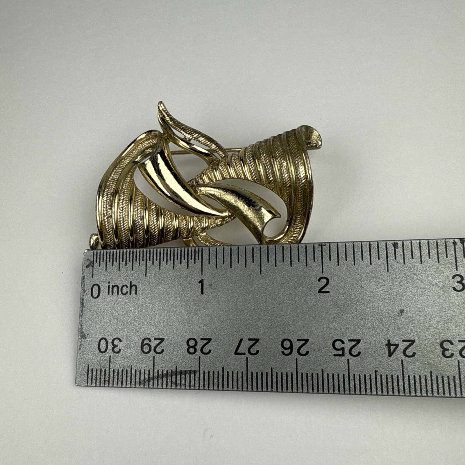 Vintage Gold Tone Brooch Textured Flowy Ribbons Unbranded 2”