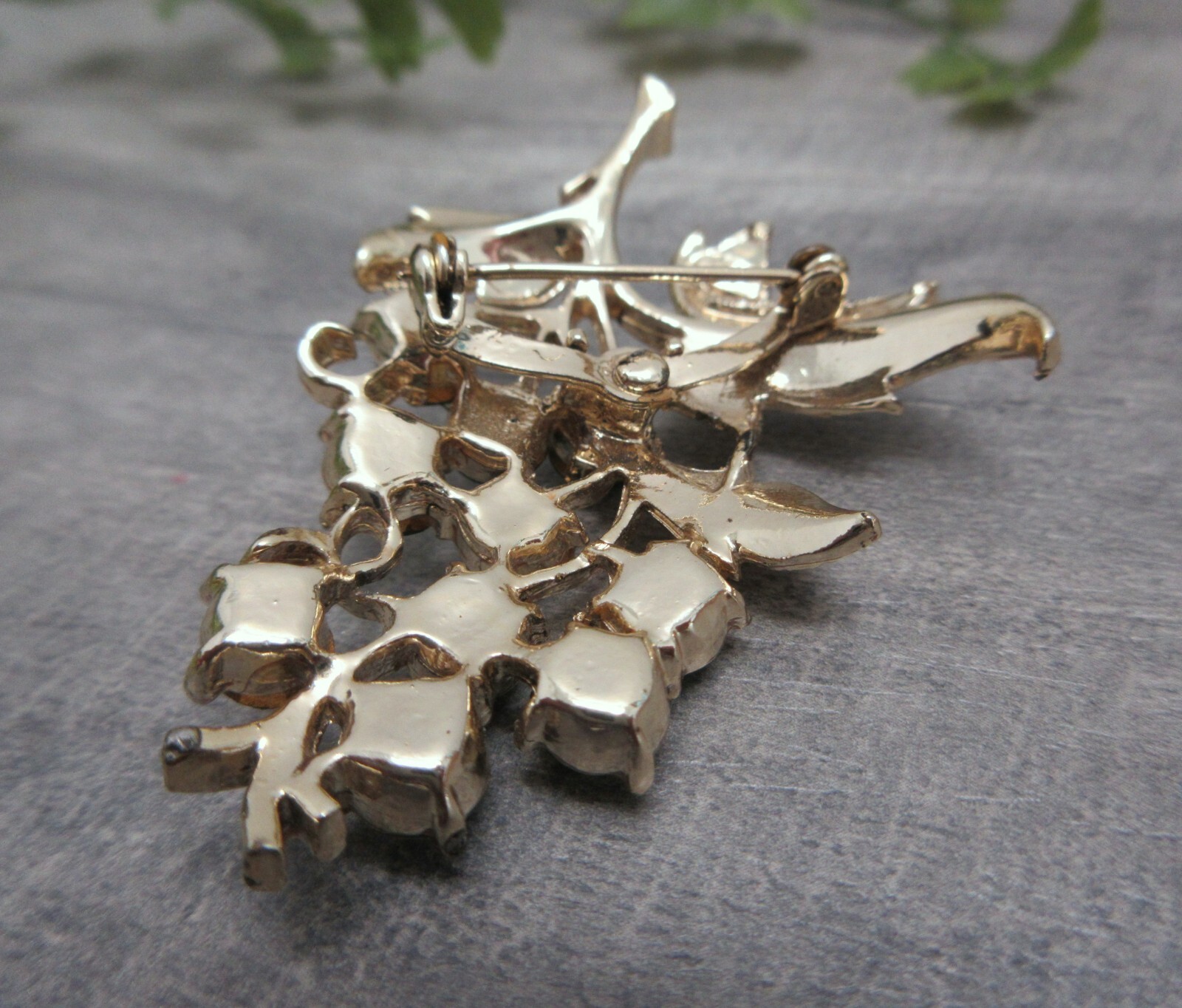 Grape Cluster Brooch Gold Tone Metal Green Rhinestones Mid Century 50s 60s