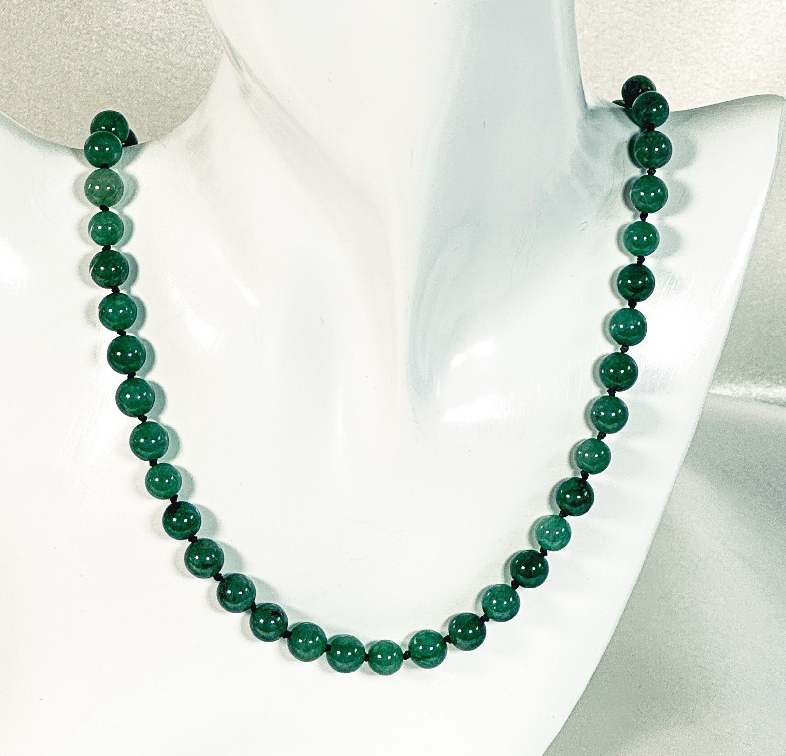 Vtg GREEN JADEITE JADE BEADED NECKLACE 6.8mm width 20” long 36.34 grams MINT