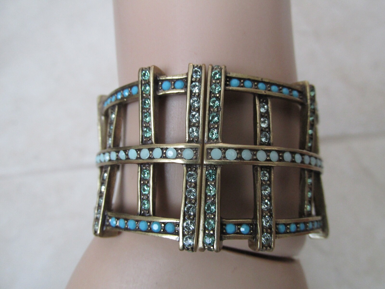 NEW HEIDI DAUS OPEN WEAVE TURQUOISE & RHINESTONES GOLD TONE HINDGED BRACELET