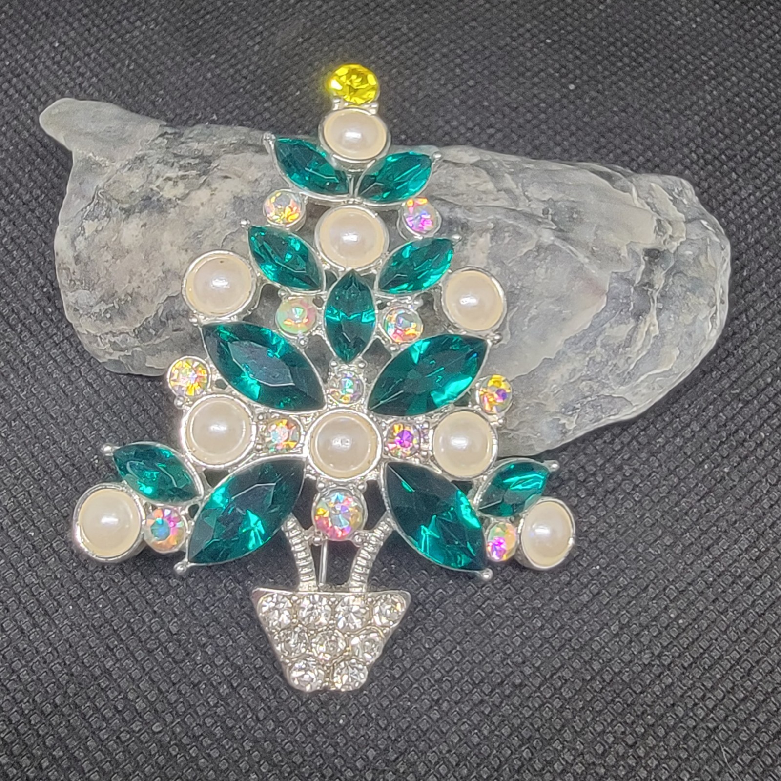 Christmas Tree Brooch Avon 2011 Piecede Collection Green Rhinestone