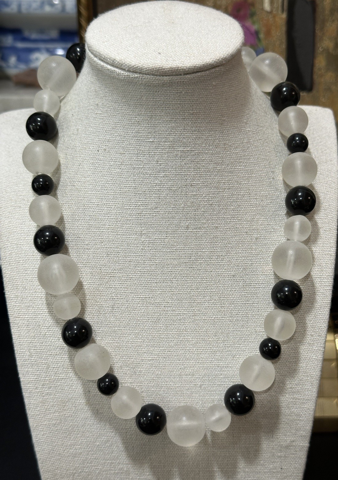 Vintage Black Clear Graduated Acrylic Bead Necklace 16 Inch Twist Closure 16″