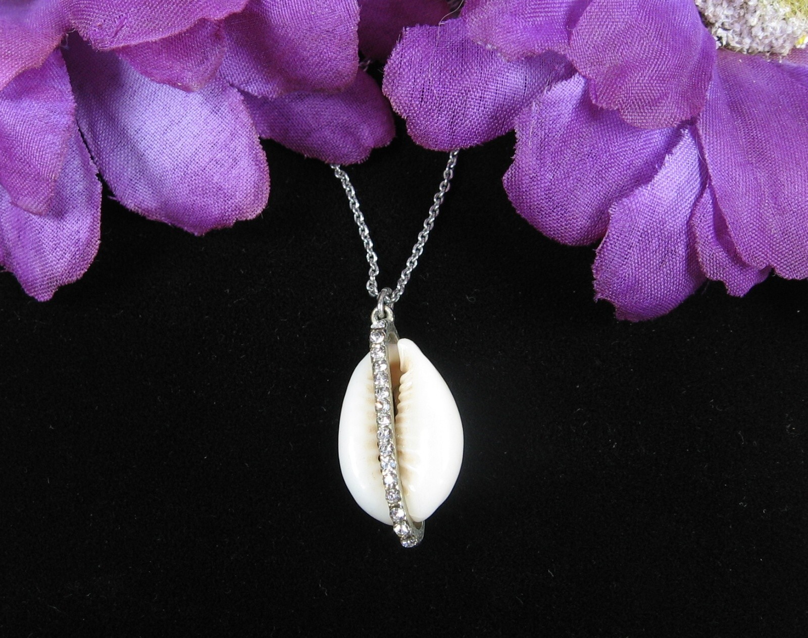 COWRIE SHELL Pendant RHINESTONES Vintage NECKLACE Silvertone 20″ LOFT OUTLET