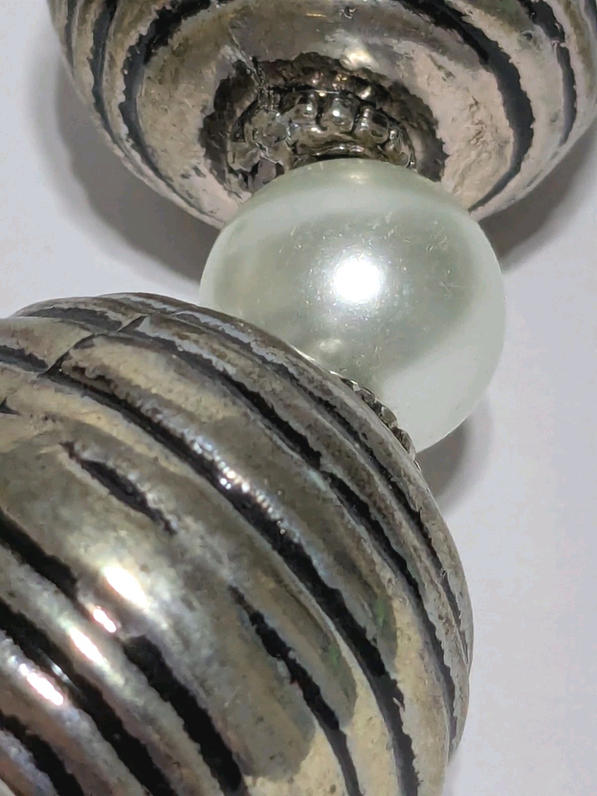 Vintage Chunky Silver Tone Etched Metal & White Glass Round Beaded Necklace 18″