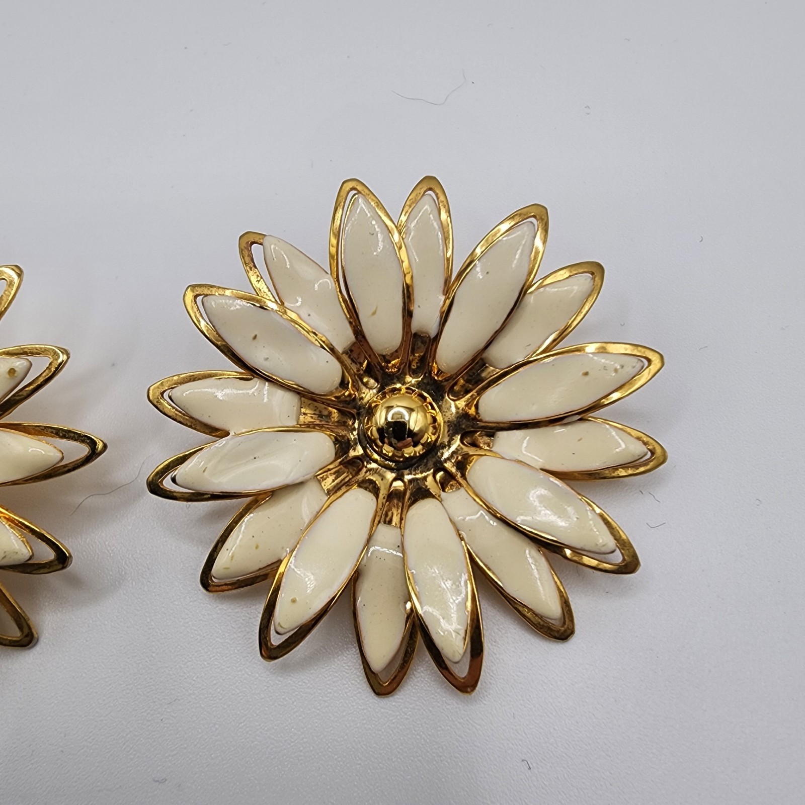 Vintage Daisy Flower Earrings Metal Gold Tone Cream Enamel Retro Stud Cute