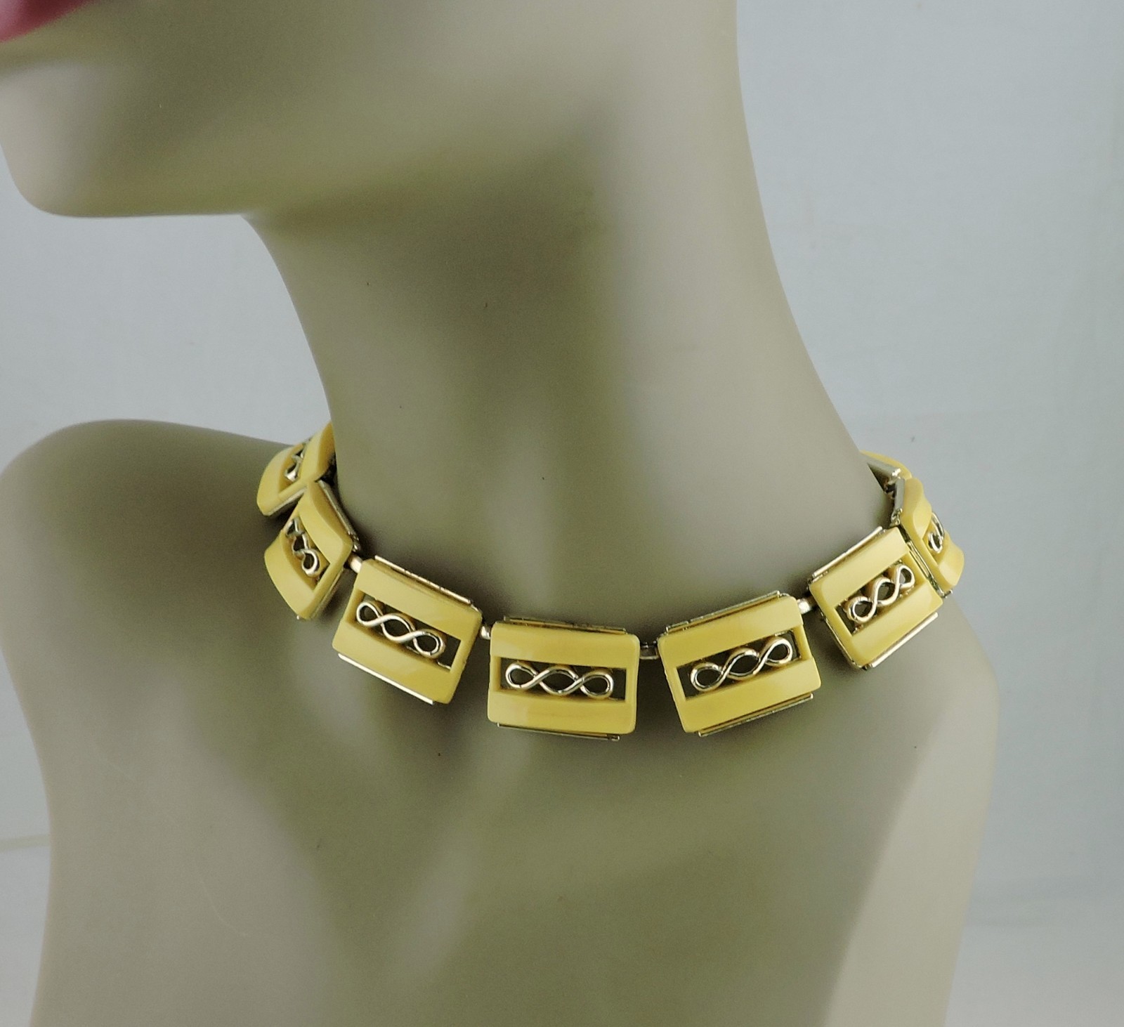 VINTAGE GOLD TONE & YELLOW PLASTIC RETRO PANEL ART DECO NECKLACE CHOCKER