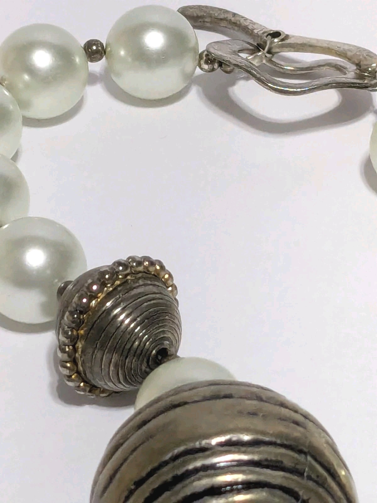 Vintage Chunky Silver Tone Etched Metal & White Glass Round Beaded Necklace 18″