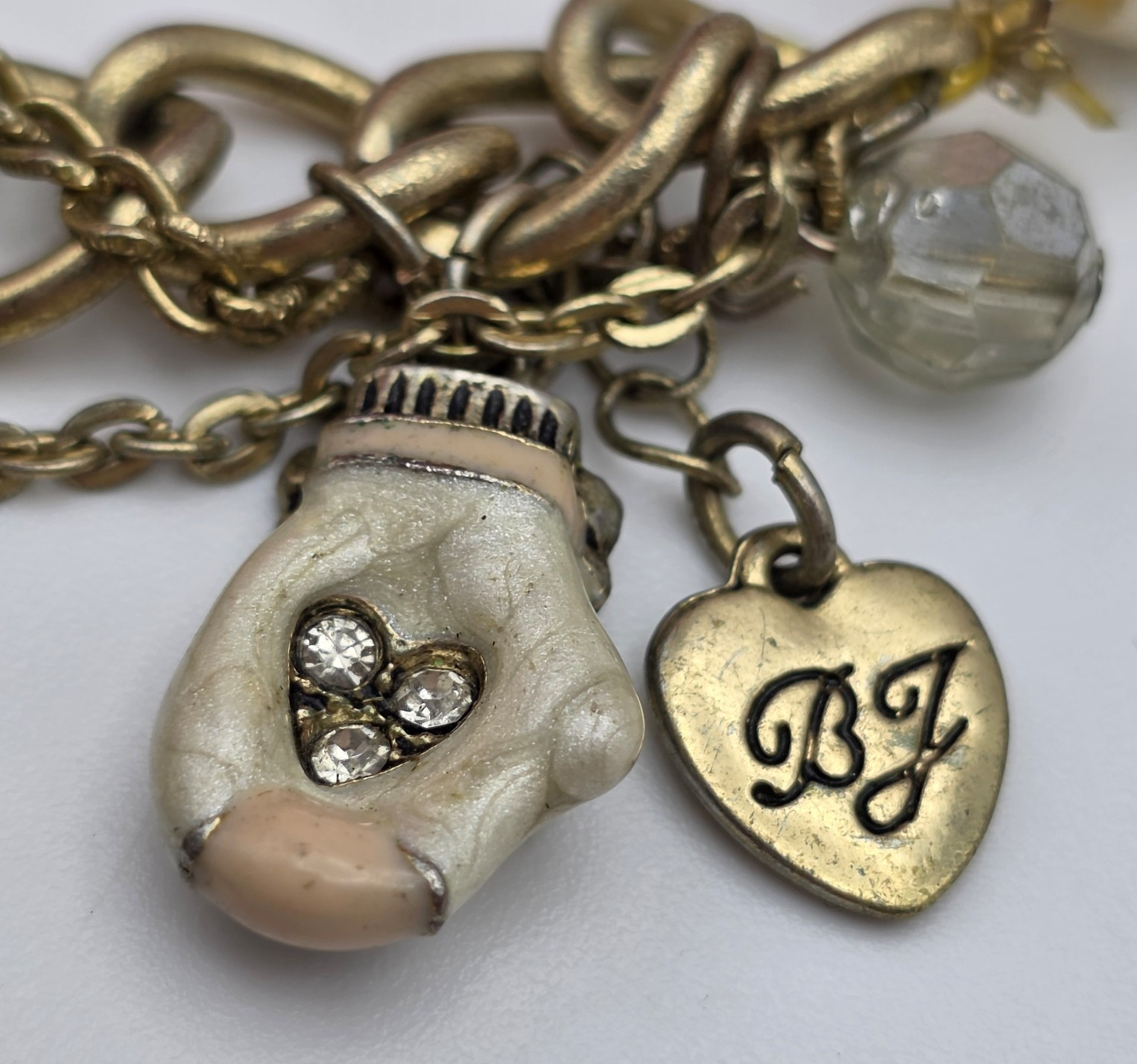 Vintage Betsey Johnson Faux Pearl Dangle Charm Stretch Bracelet 7 in Gold Tone