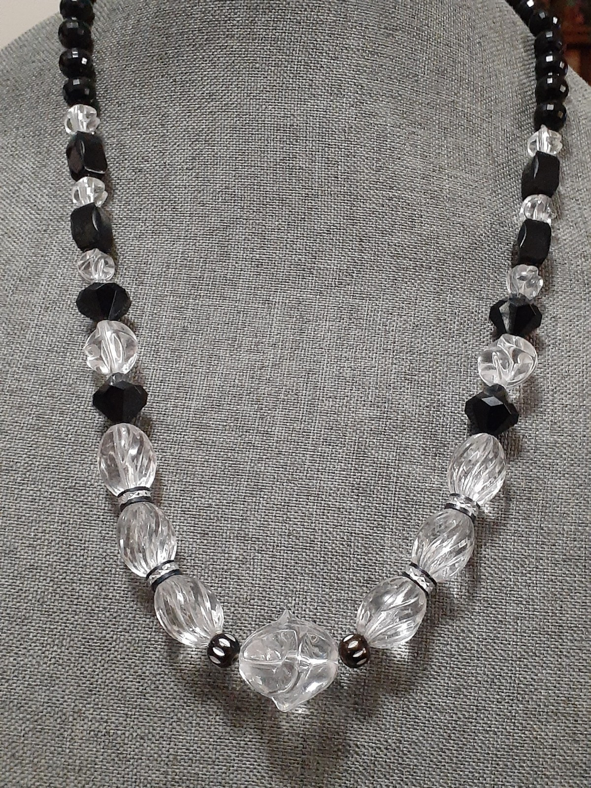 Vintage black & clear lucite bead chunky necklace w/rondelle spacer beads 25″