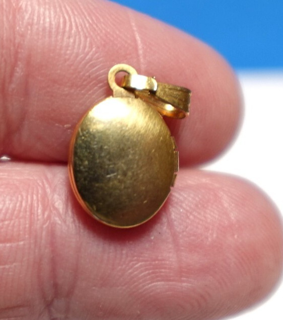 GOLD FILLED OVAL LOCKET GREEN STONE WITH REPAIR TINY VINTAGE .9 GRAMS J-540