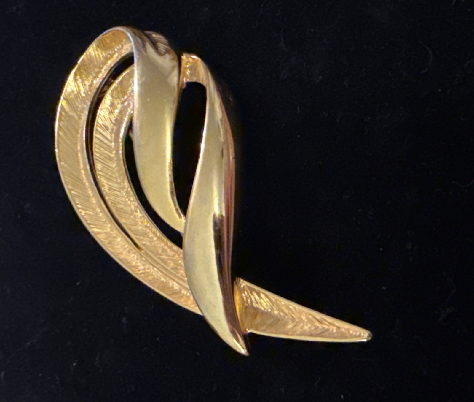 Vintage Gold Tone Modernist Swirl Ribbon Brooch Pin Abstract Statement
