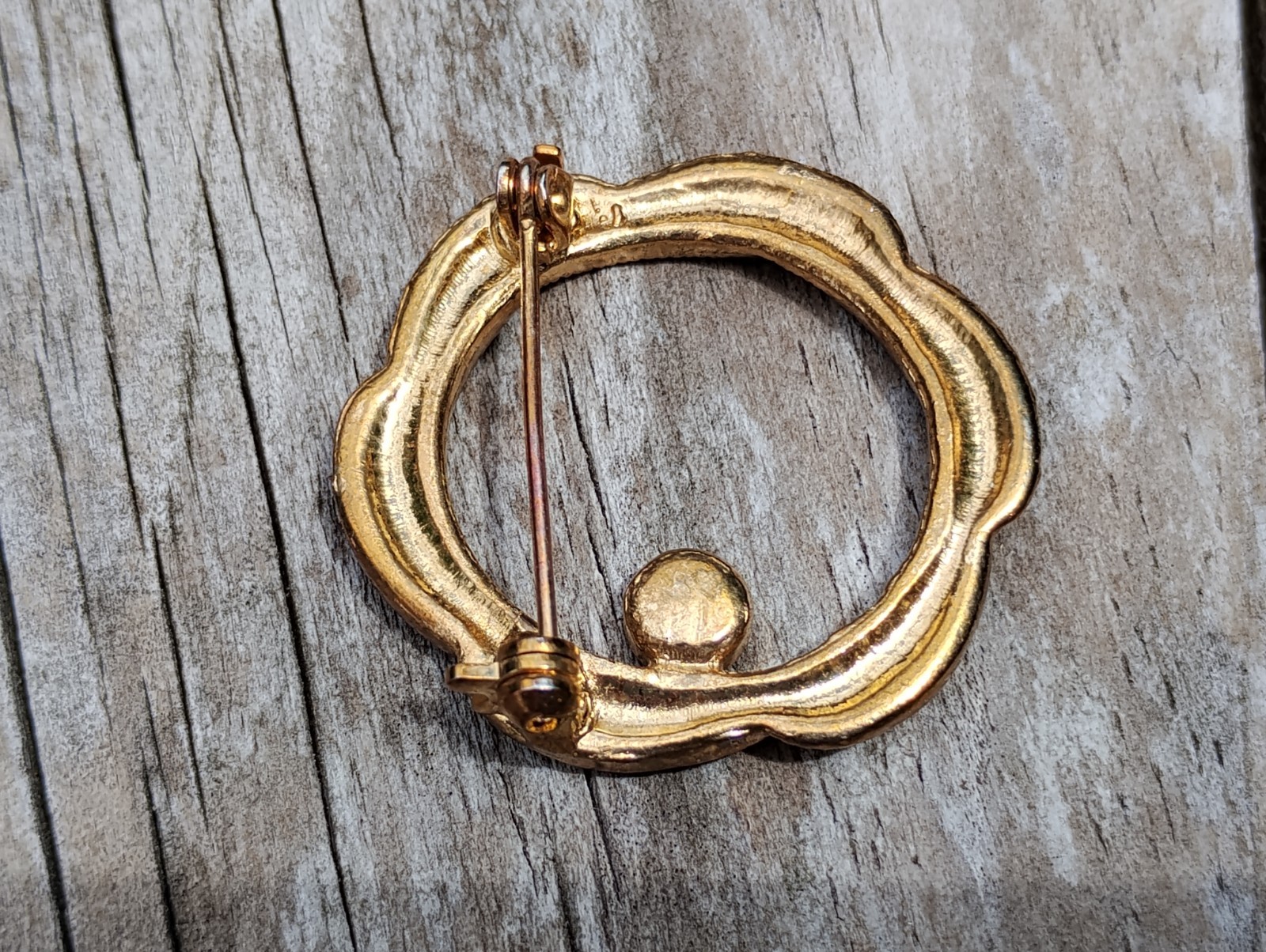 VINTAGE SCATTER PIN GOLD TONE W/ RED STONE 1.25″ Diameter It Goes W/ Everything