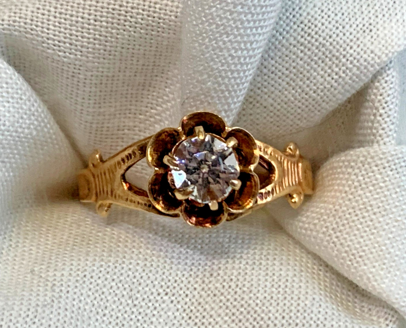 Vtg 14K Yellow Gold Ring 1.7g Fine Jewelry Size 7 Band Clear Round Stone *READ*