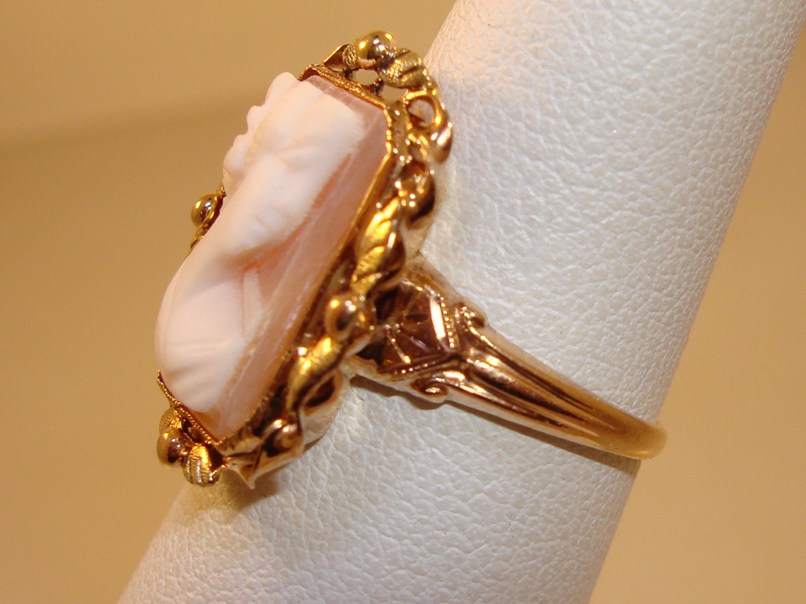 LOVELY ART DECO 10K GREEN & ROSE GOLD CARVED SHELL CAMEO RING SIGNED BDA!