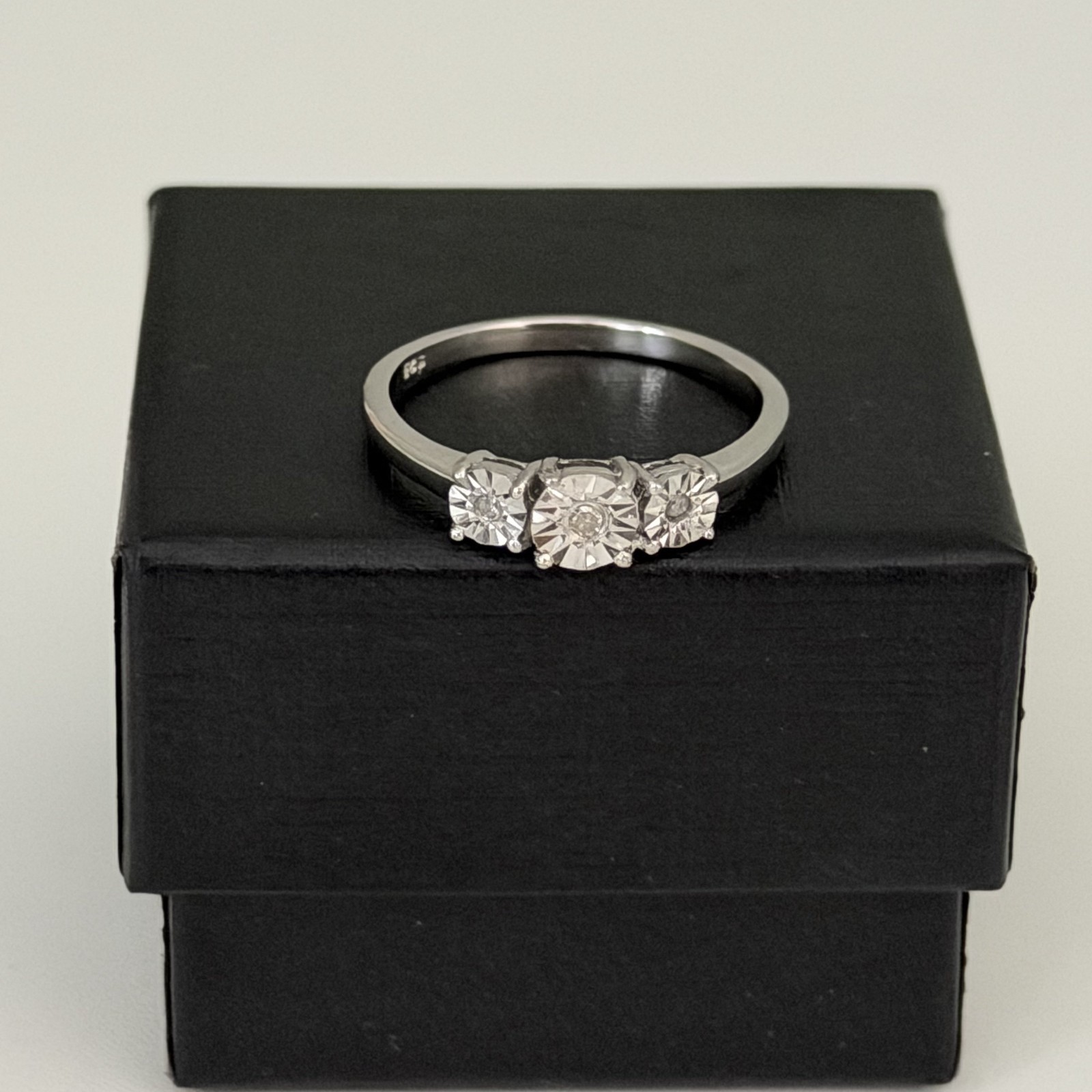 Vintage 925 Sterling Silver Genuine Diamond 3 Stone Accents Ring Size 8