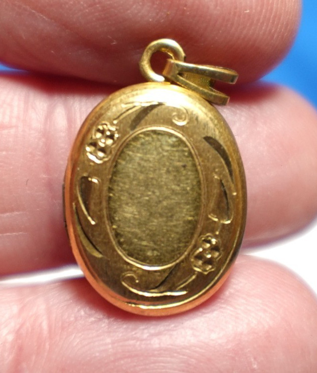 GOLD FILLED VINTAGE OVAL LOCKET BORDER DEISIGN 10 X 18 MM 1.6 GRAMS J-702