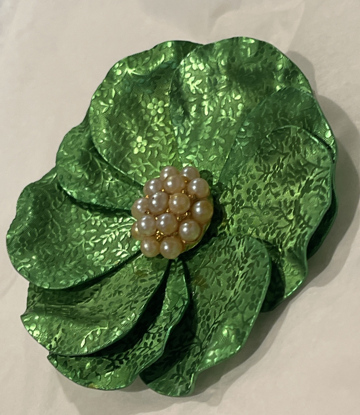 VINTAGE Printed METAL ENAMEL FLOWER PIN BROOCH GREEN PETALS 3″ BLOOM Beaded Gold