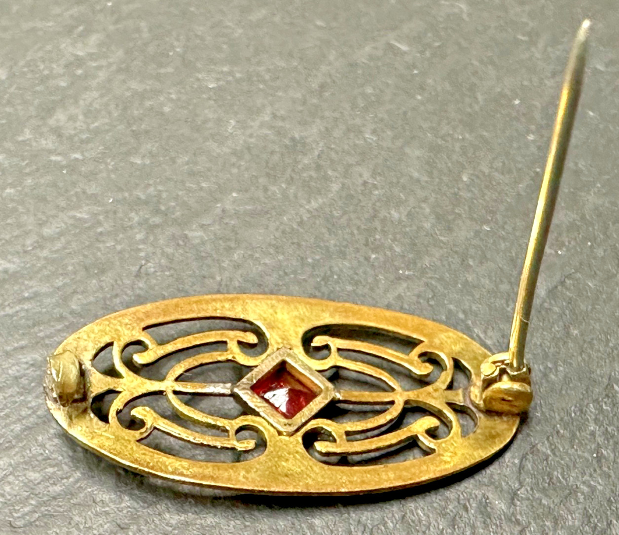 VINTAGE GOLD FILLED? BROOCH WITH SCROLL DETAILS AND RED GLASS ACCENT N829
