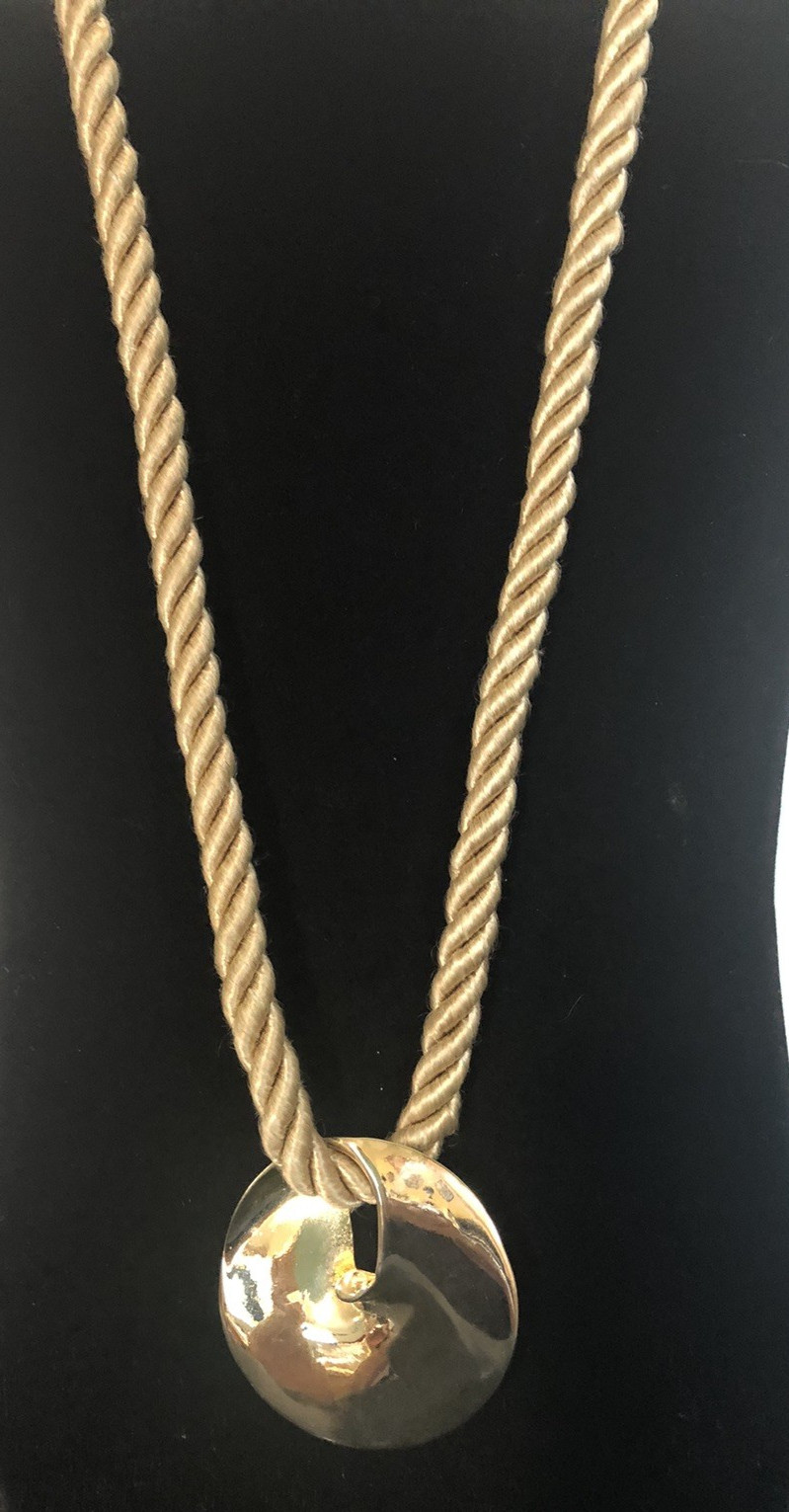 VTG. GAY BOYER LARGE GOLD TONE PENDANT W/ ROPE CHAIN NECKLACE 22″
