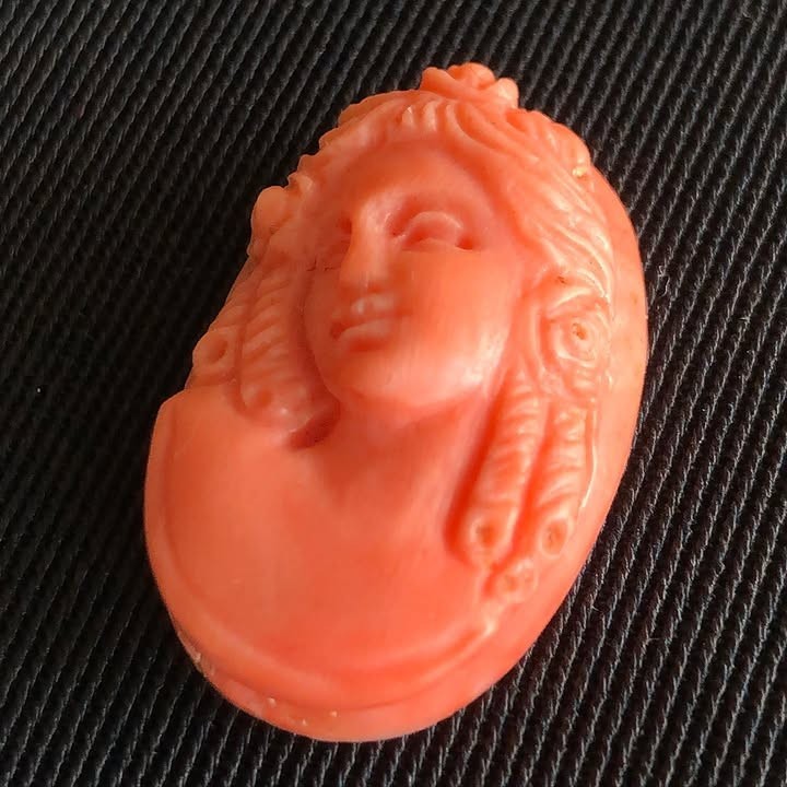 Exquisite Vintage Natural Red Momo Coral Cameo 28mm 5.6g Detailed Carving