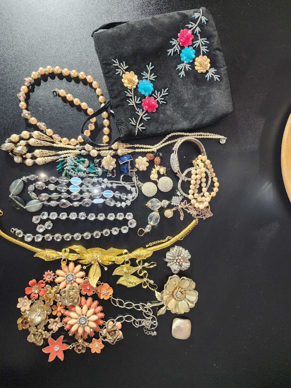 Vintage jewelry set of 22 in vintage purse