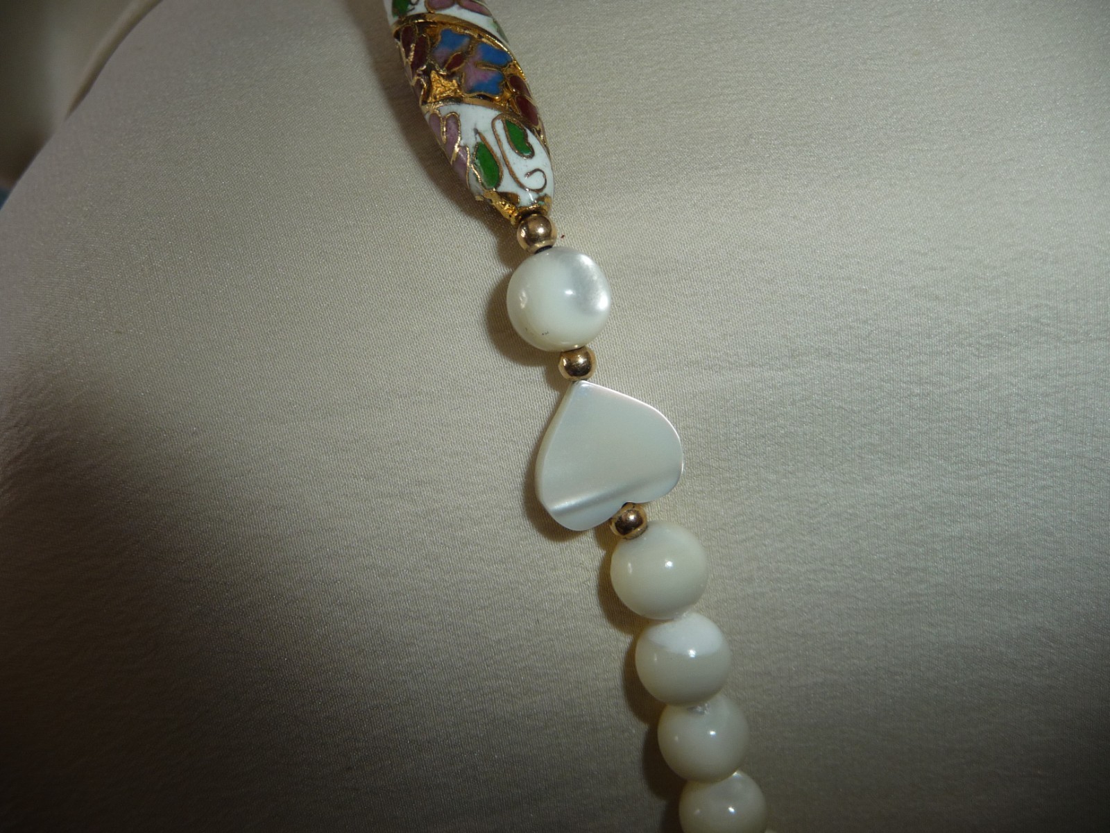 15”L MOP BEADS & HEARTS & CLOISONNE BEADS HAND KNOTTED NO CLASP NECKLACE #9/21
