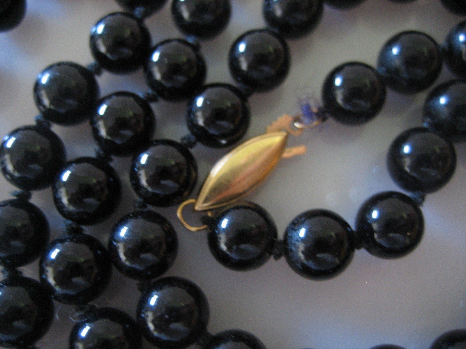 BLACK ONYX BEADED 14K YELLOW GOLD CLASP 32″ HAND KNOTTED NECKLACE