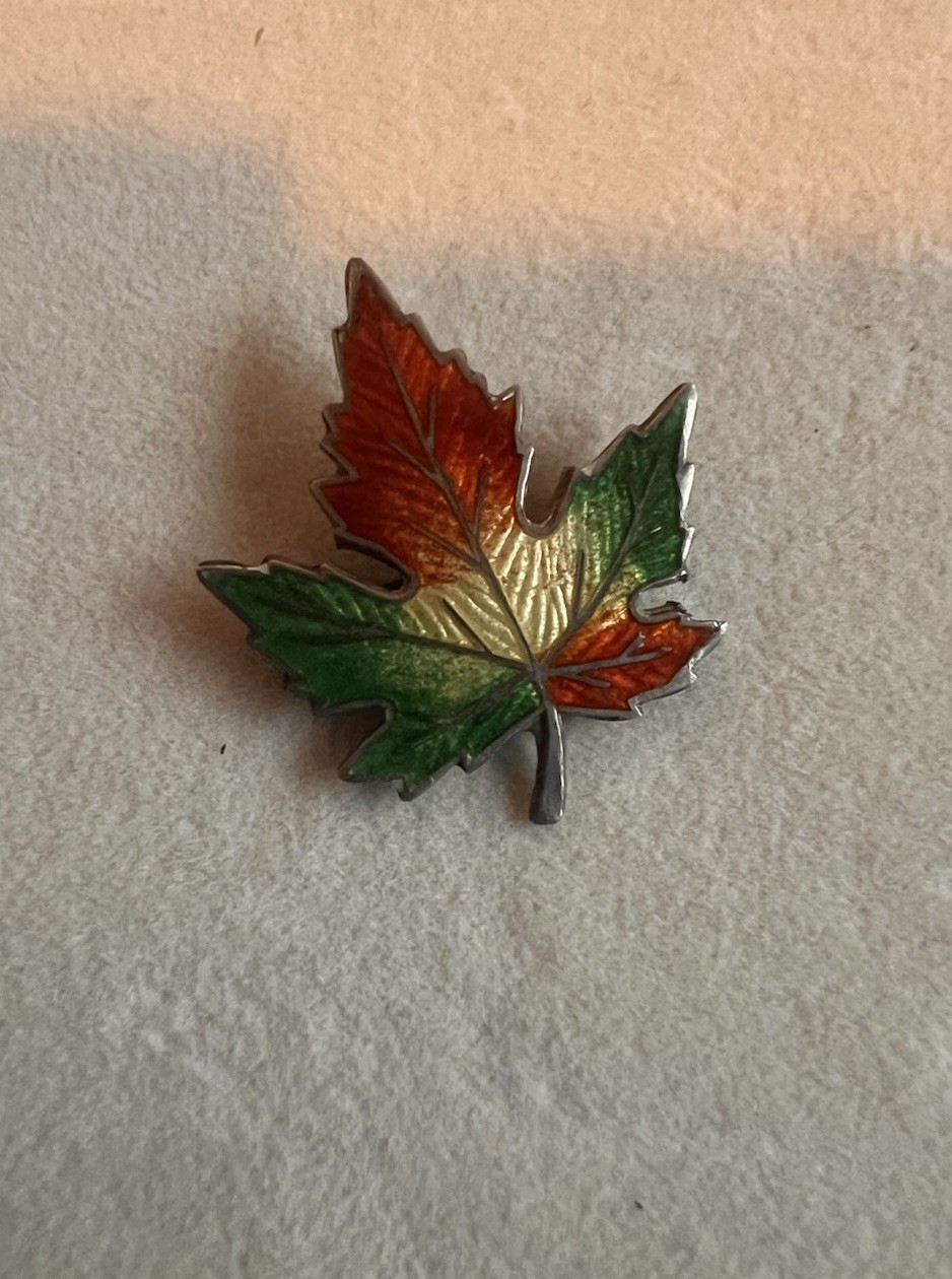 Maple Leaf Vintage Sterling Silver Lapel Pin Excellent! Enamel Fall Colors C3