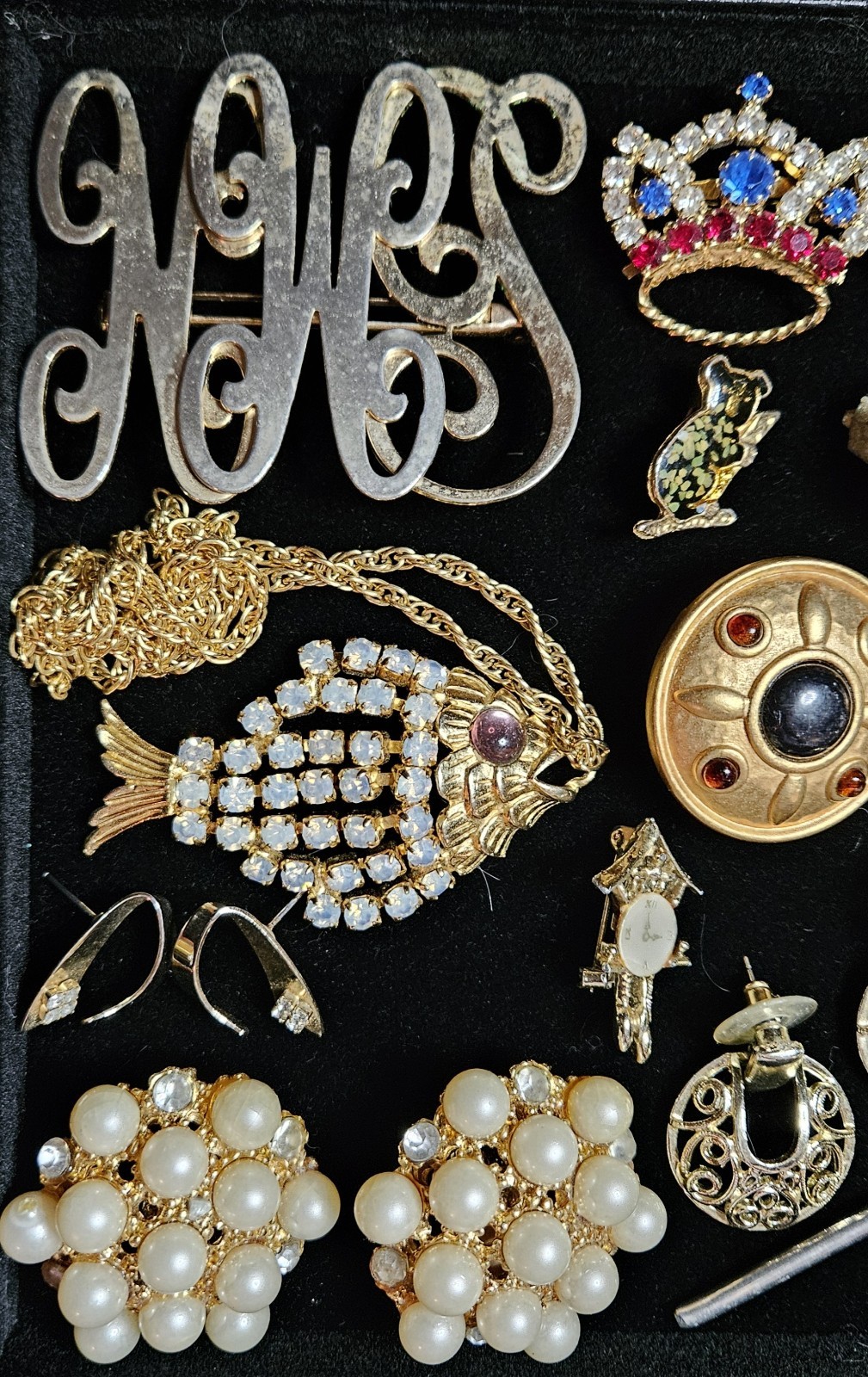 Goldtone Jewelry Lot Avon Hong Kong Signed Pieces Brooch Earrings Vtg-Mod E31