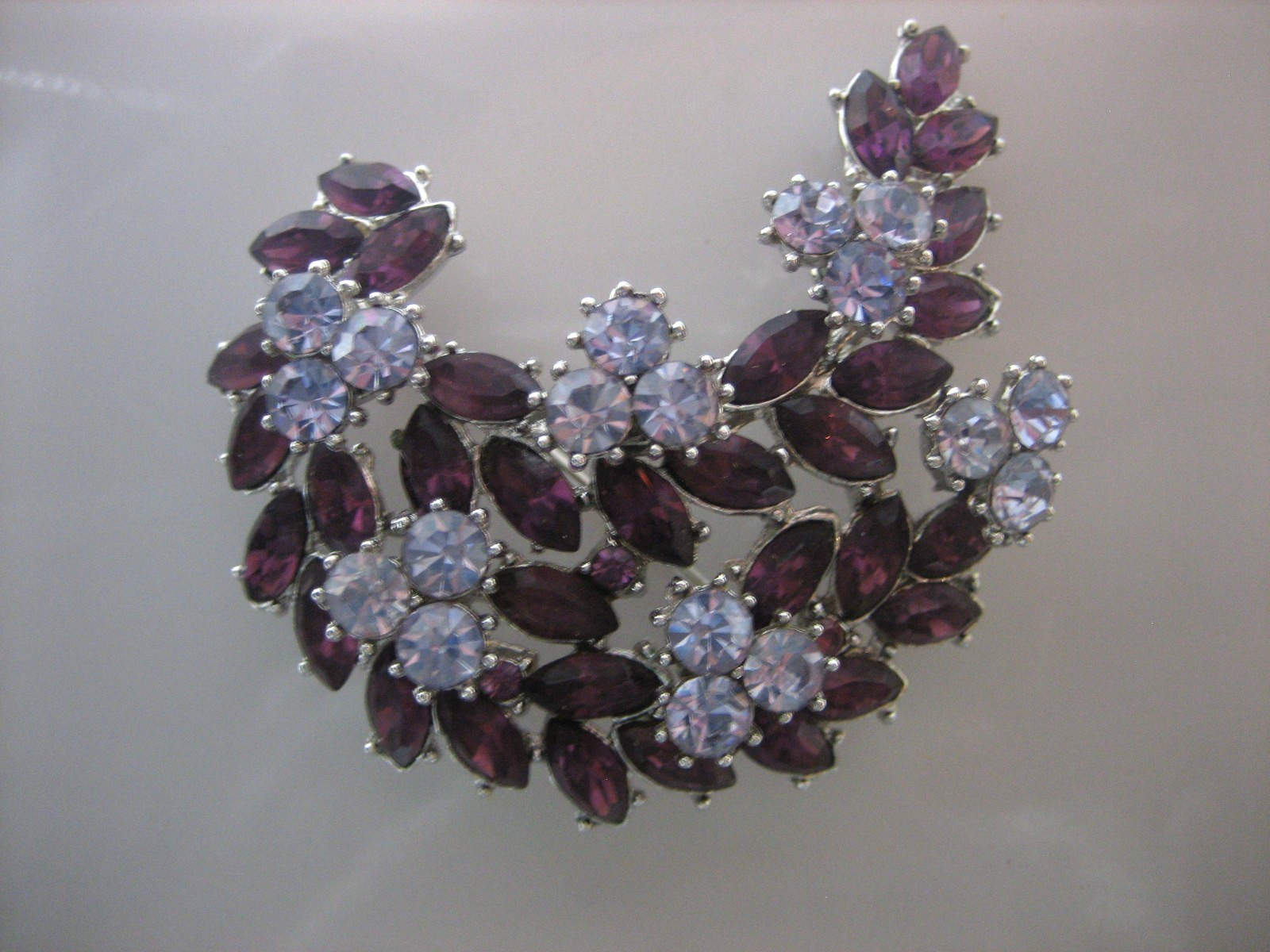 1950’S CROWN TRIFARI CONTESSA PURPLE AND BLUE RHINESTONE BROOCH AND EARRINGS SET