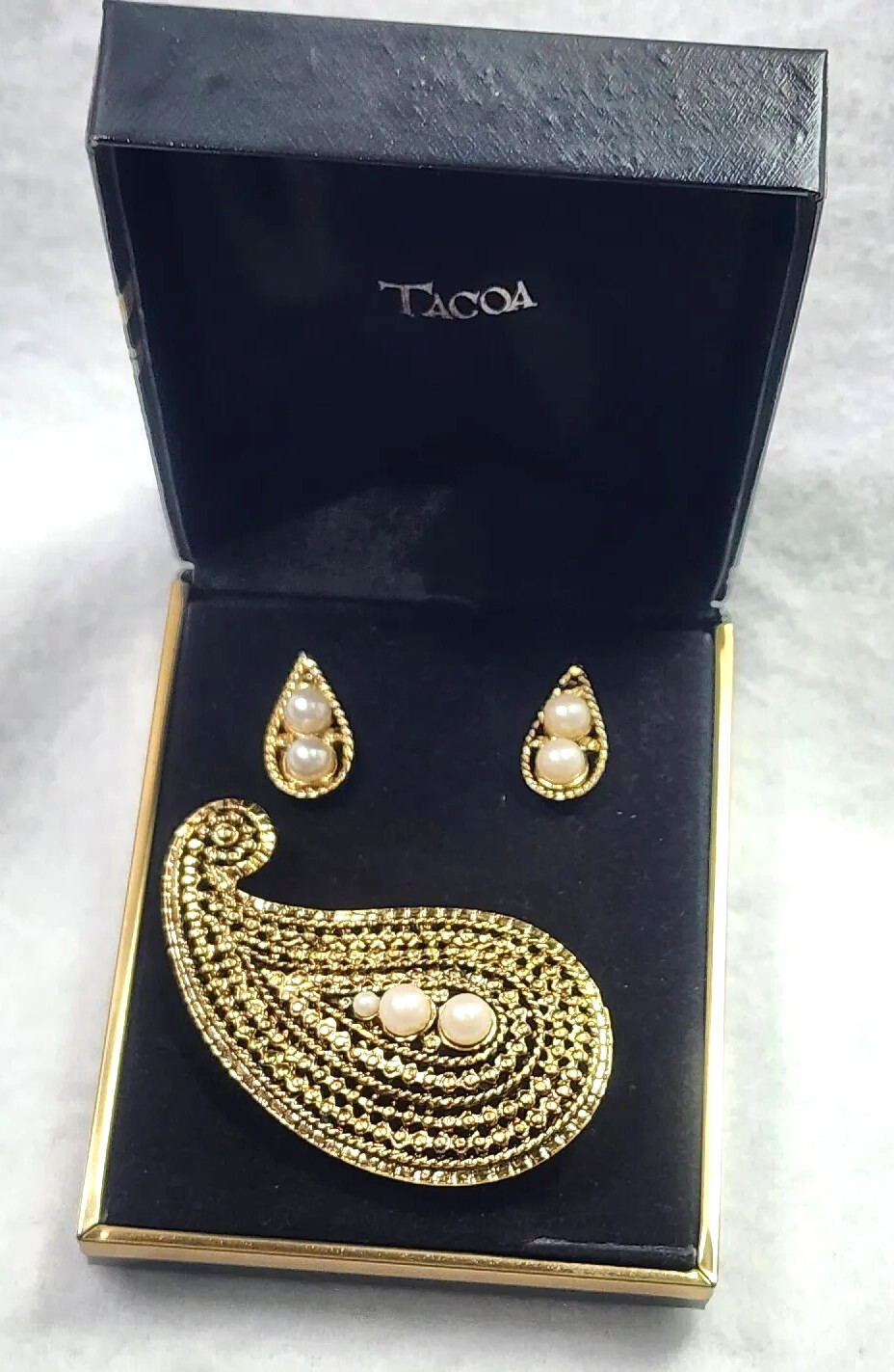 VTG Tacoa Gold Tone Paisley Faux Pearls Brooch & Pierced Earrings Set w/Box