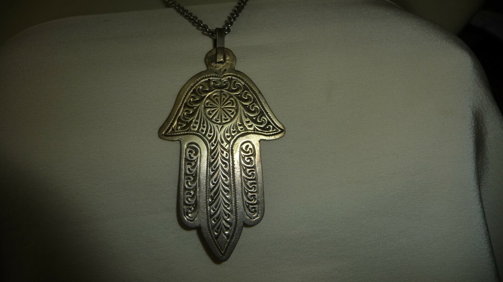 #6/18X vtg costume NECKLACE 11″ SILVER TONE CHAIN w 2 1/2″L ETCHED PENDANT