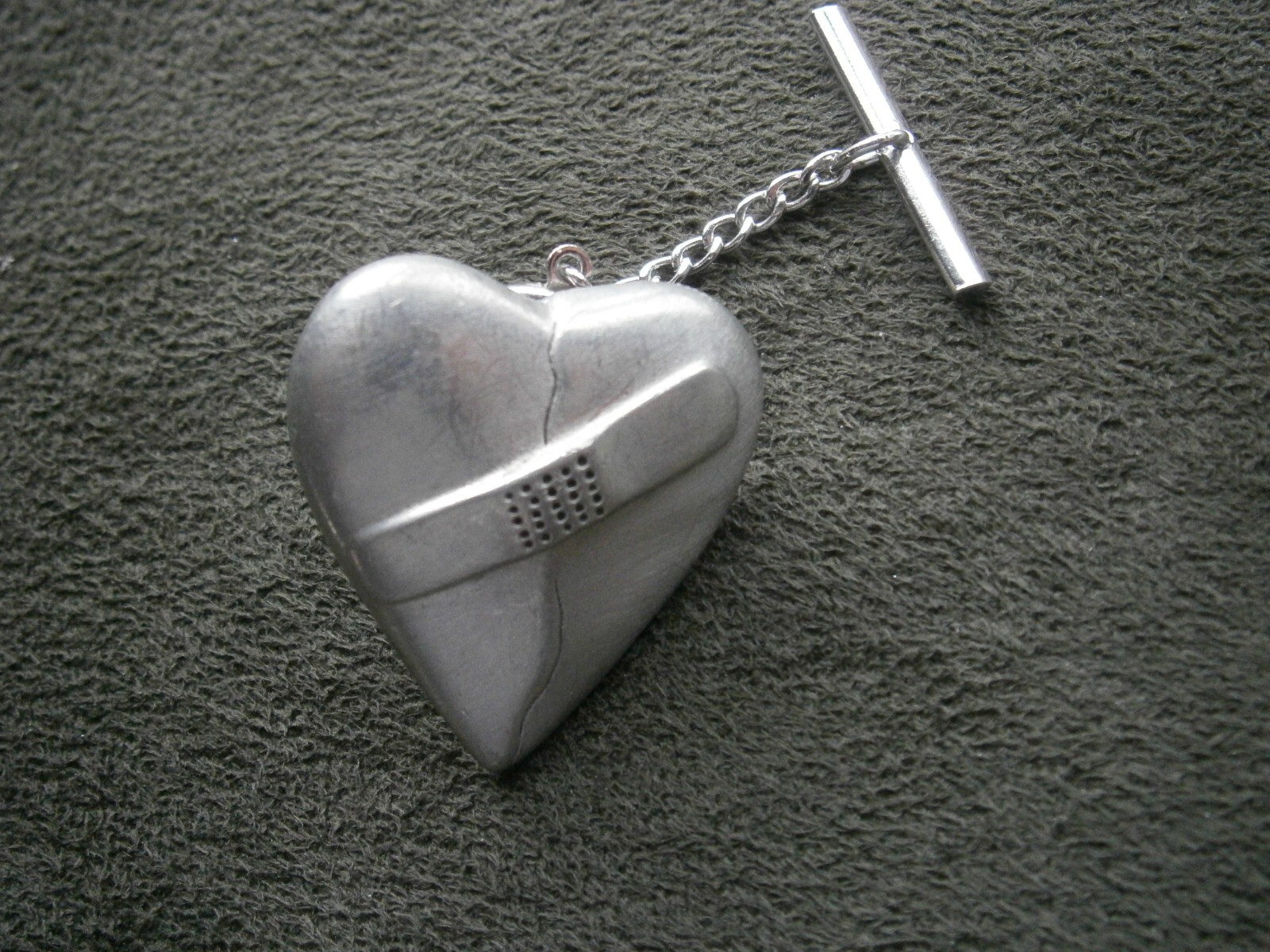 Large Broken Heart Vintage Pewter Brooch Lapel Pin Tie Tac 9.0g